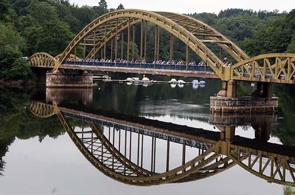 The bunch crosses a bridge during stage 10.