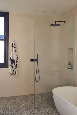 a shower with beige tadelakt walls