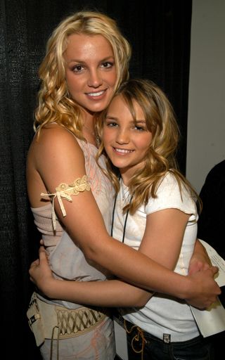 Britney and Jamie Lynn Spears hug