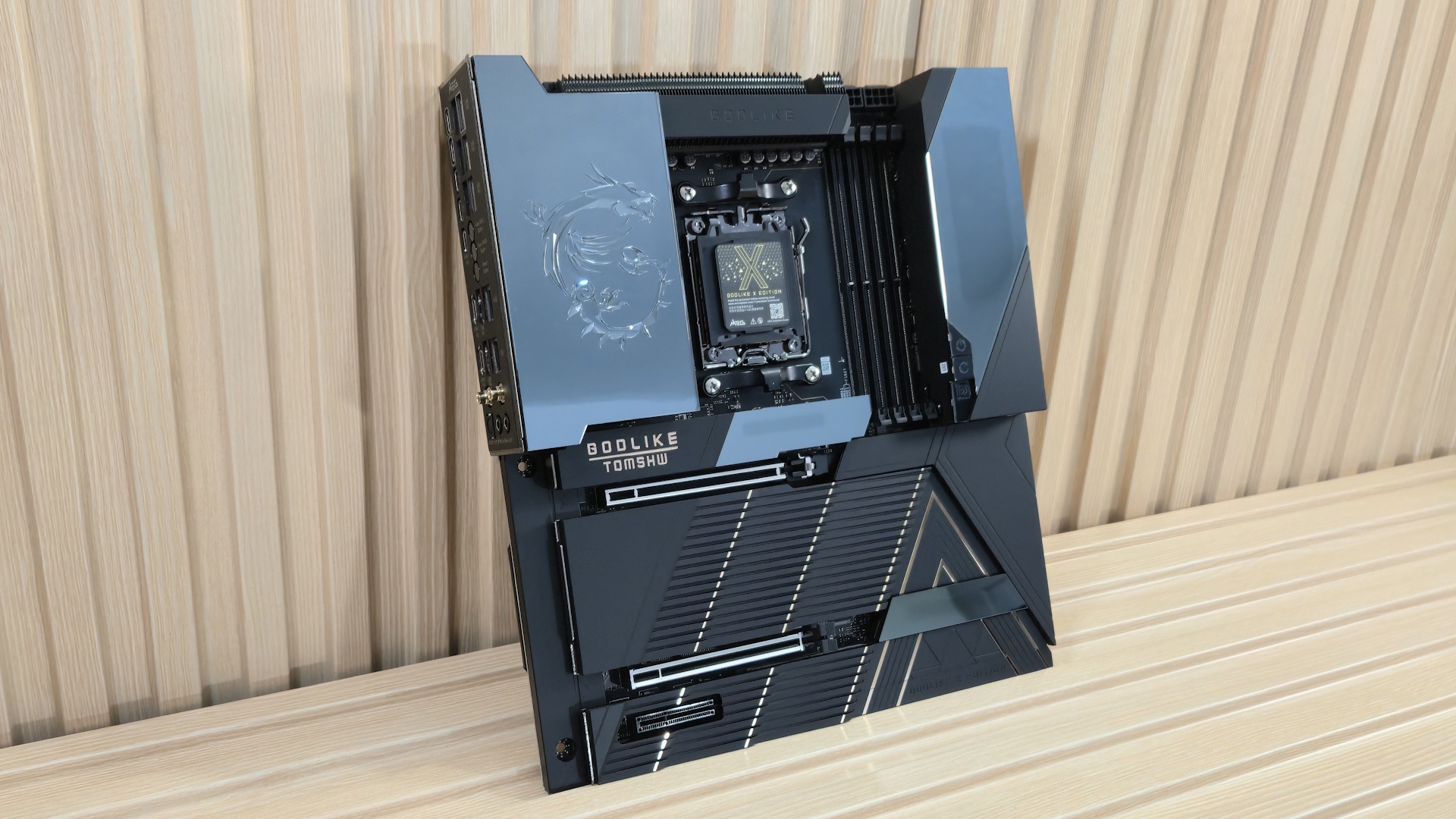 MSI X870E Godlike X - Board pics