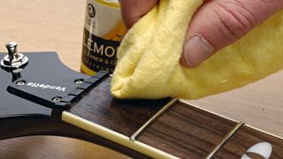 Cleaning a guitar neck with lemon oil