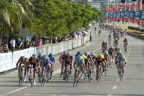 The charge to the line in Sanya with riders strung-out down the home straight.