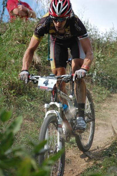 Brian Matter (Gear Grinder / Trek) chasing in third place.
