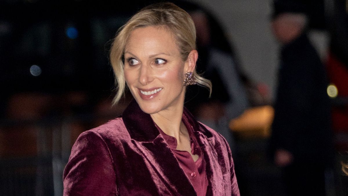 Zara Tindall donne une touche de velours violet à ses costumes de vacances