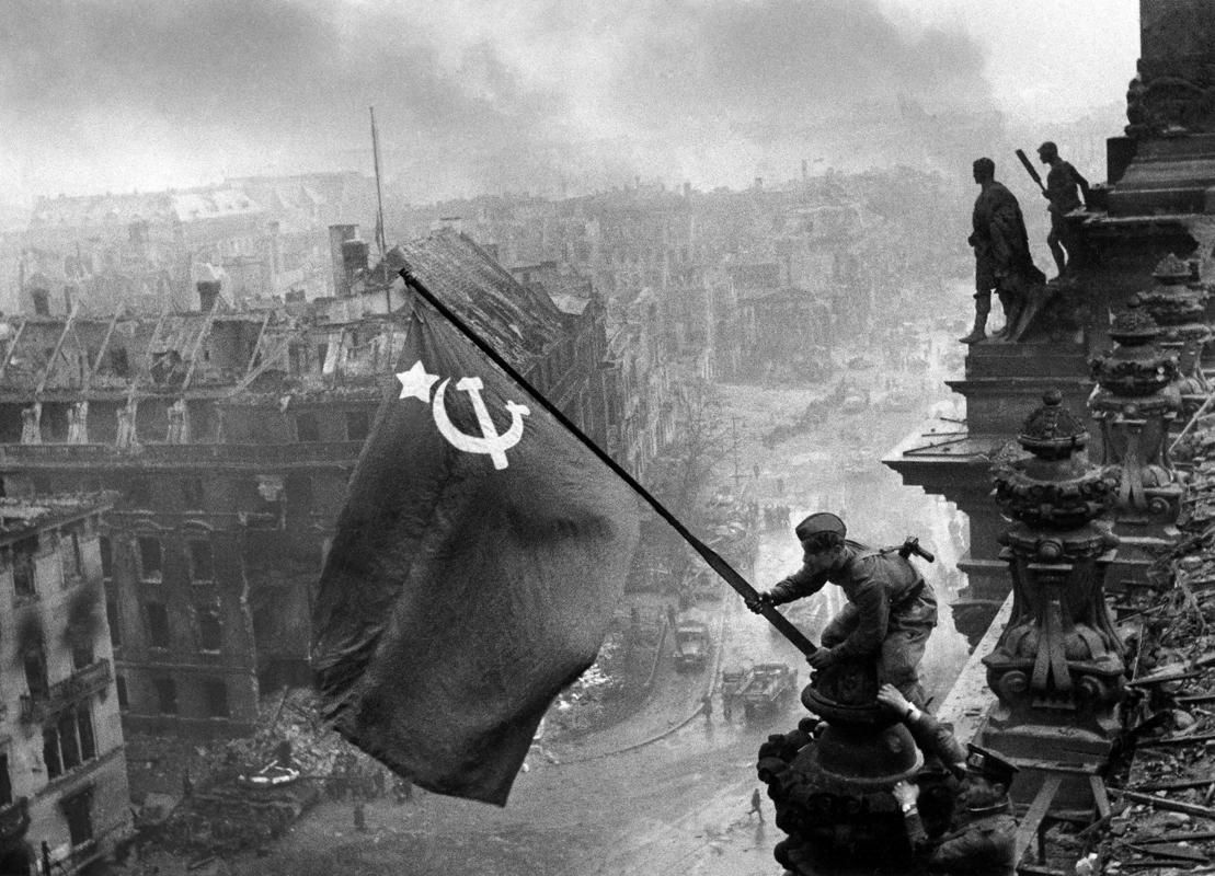 The flag of victory &ndash; Yevgeny Khaldei, 1945 | Leica.com