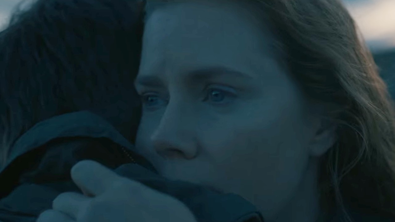 Amy Adams hugging Jeremy Renner in a screenshot from Arrival.