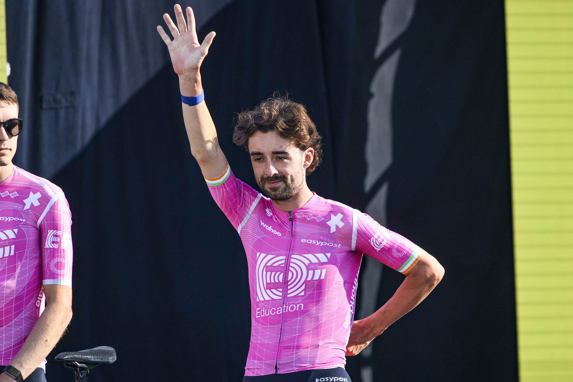 Ben Healy, piloto da EF Education-EasyPost acena para a multidão durante a apresentação das equipes do Tour de France de 2026 em frente à igreja da Sagrada Família, em Barcelona.