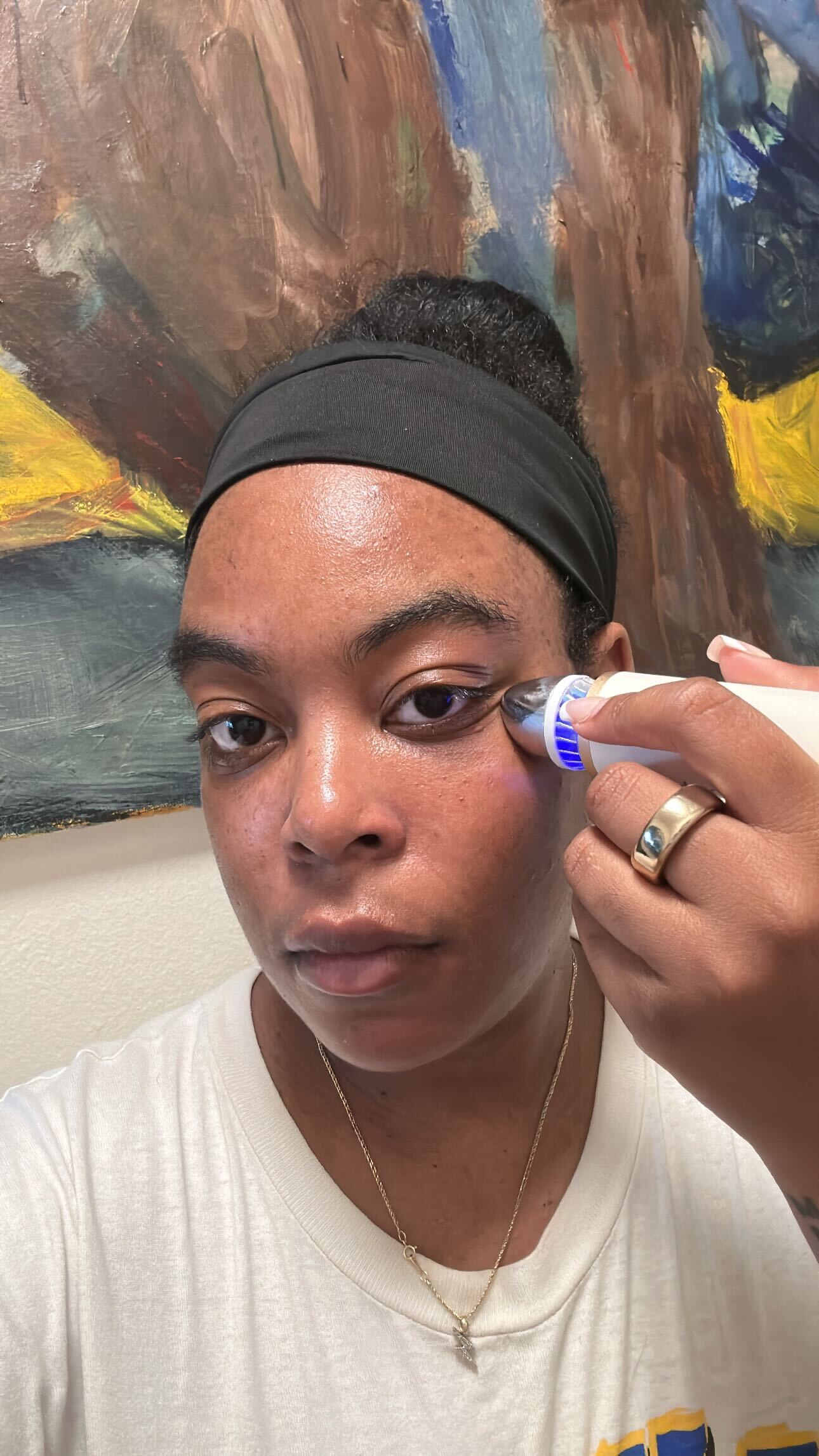 Beauty Writer Ariel Baker tests the Theraface Depuffing Wand.
