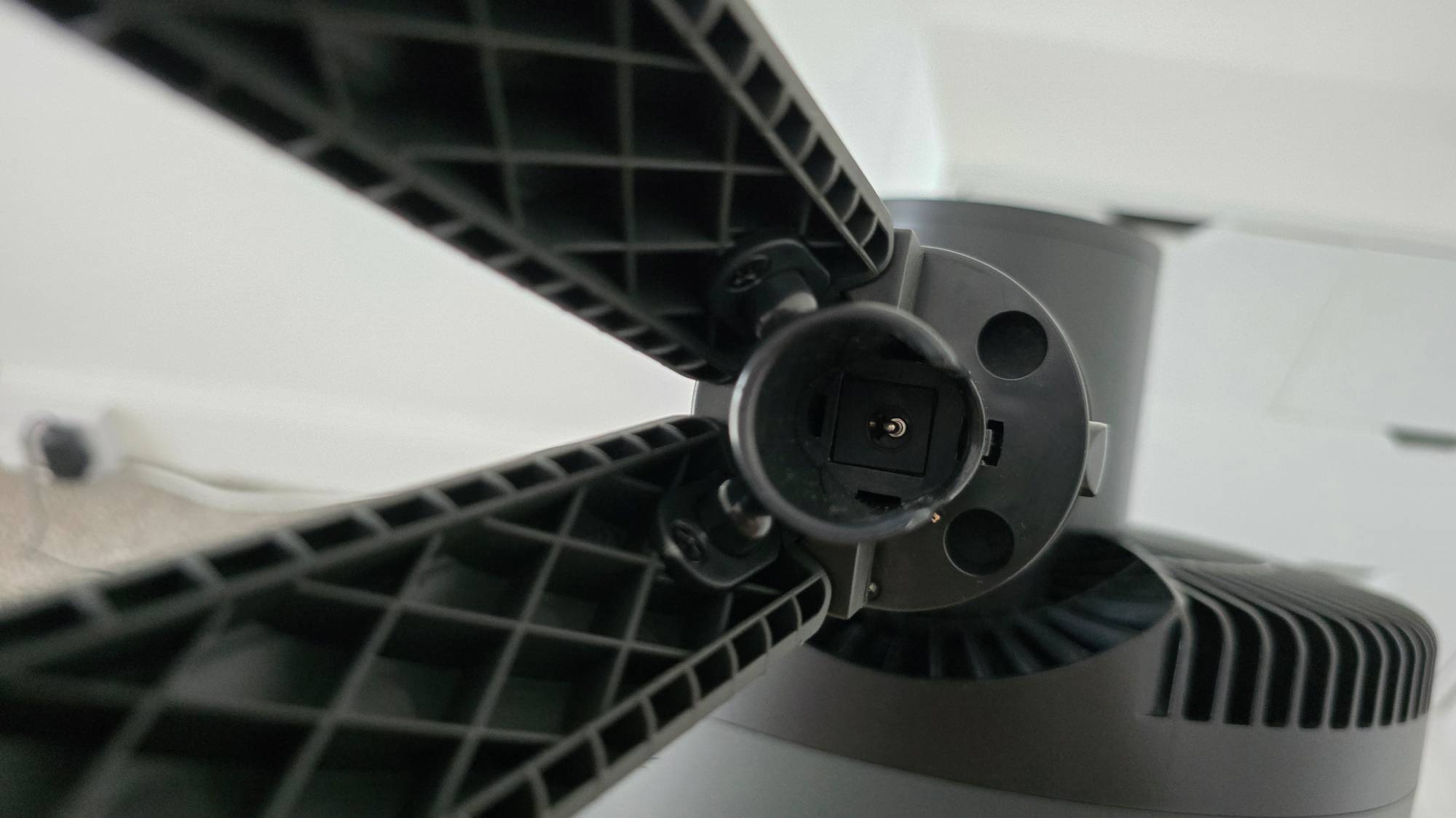 Dimplex DuoCool Smart Cordless 2-in-1 Fan attaching short legs