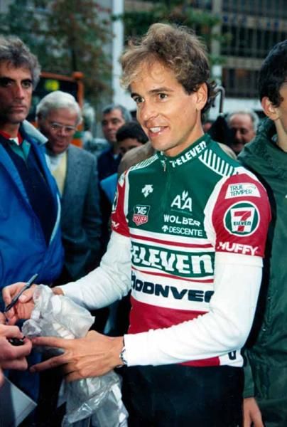 Andy Hampsten signs an autograph before the 1988 edition of the race