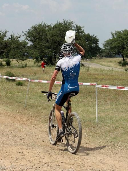 Carl Decker (Giant) douses himself with water in the tech zone in an attempt to maintain a reasonable core temperature.