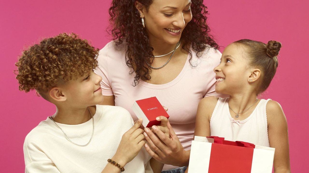 children giving their mum the best h samuel mother&#039;s day gifts