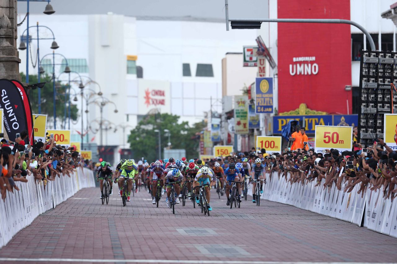 The sprinters line up for Stage two