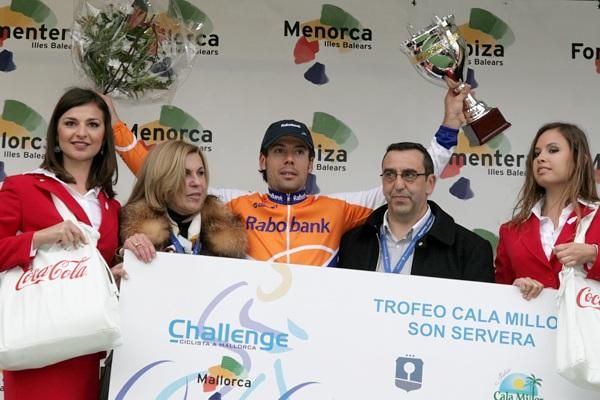 &Oacute;scar Freire (Rabobank) on the podium after winning the Challenge Mallorca's second stage.