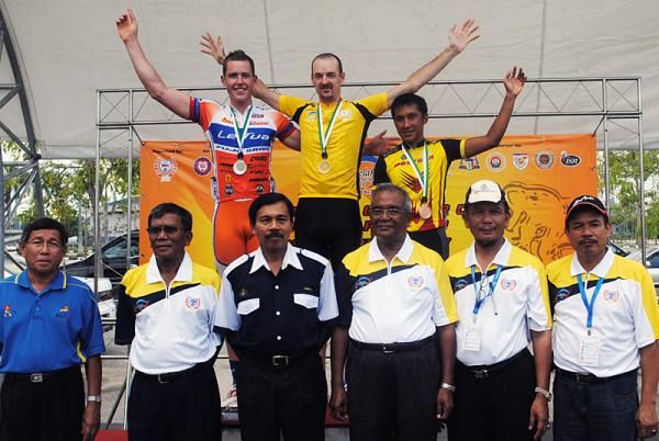 The stage 1 podium (l-r): Sam Witmitz (Letua Cycling Team), 2nd; David McCann (Giant Asia Racing Team) , 1st; Matnur Matnur (Polygon Sweet Nice), 3rd.