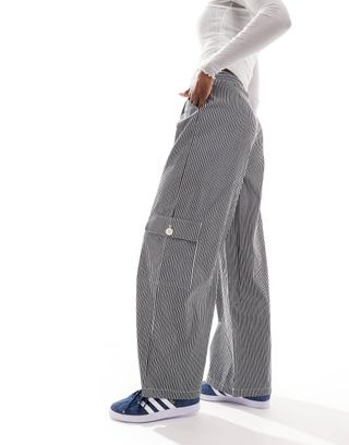 Celana Kargo Kaki Lebar Vintage yang Direklamasi dengan Garis-garis Abu-abu Tua