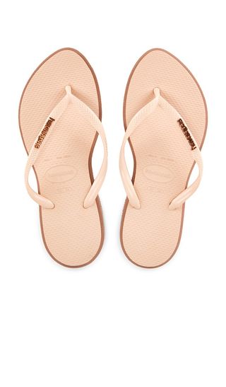 nbr35bBNxvTF44jPujWPzP-320-80 وجد Gigi Hadid الفستان الذي يبدو أفضل مع Flip-Flops
