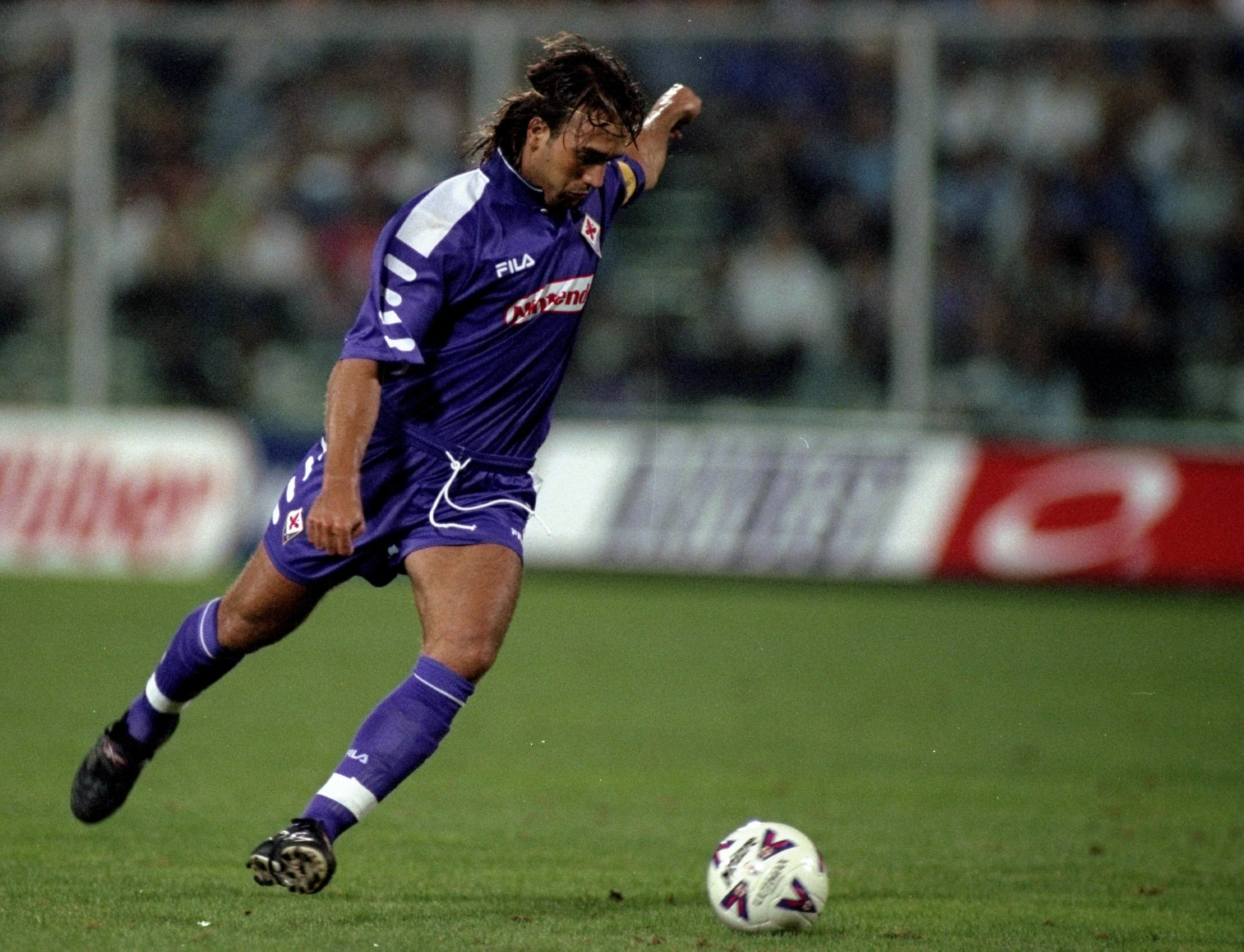 Gabriel Batistuta in action for Fiorentina against Lazio in 1998.
