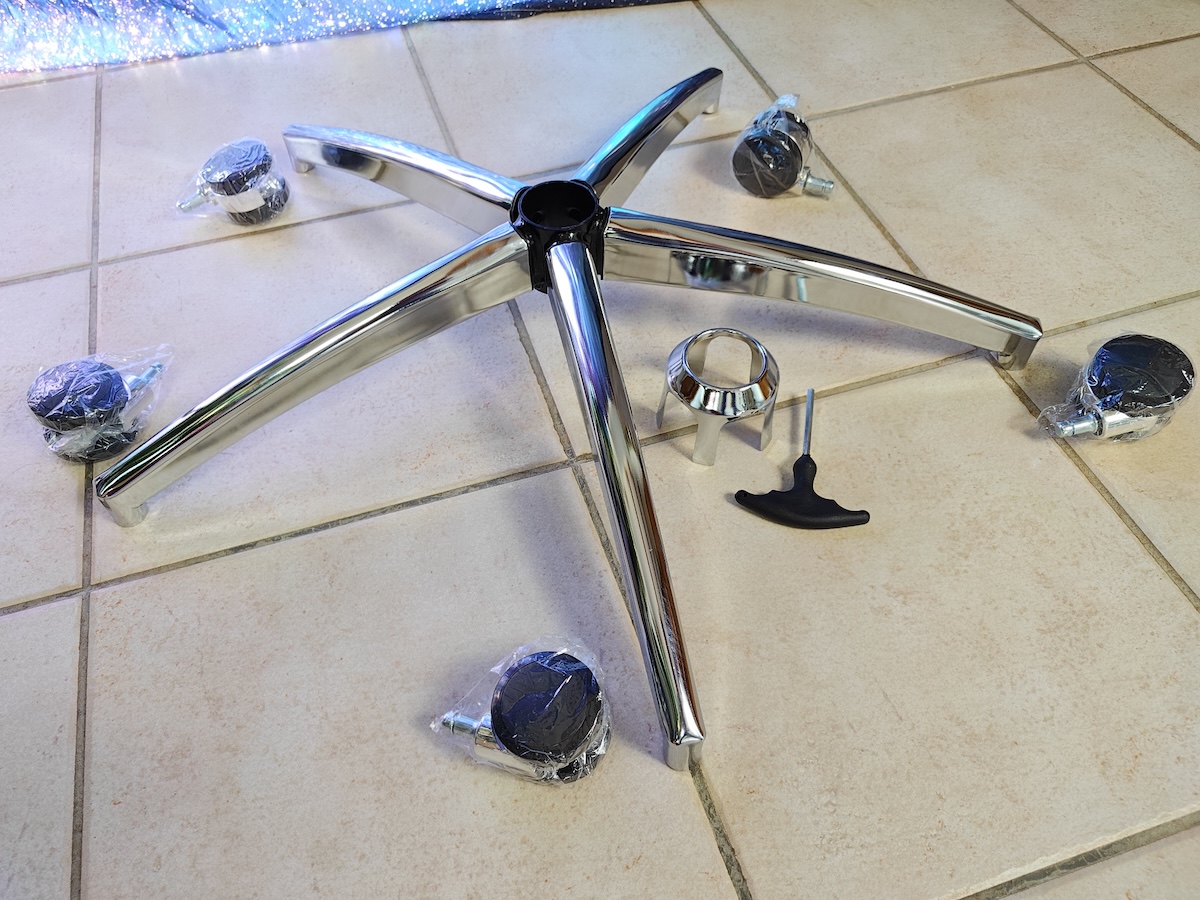 les &amp;eacute;l&amp;eacute;ments pour le montage du pied de la chaise de bureau Sihoo Doro C300