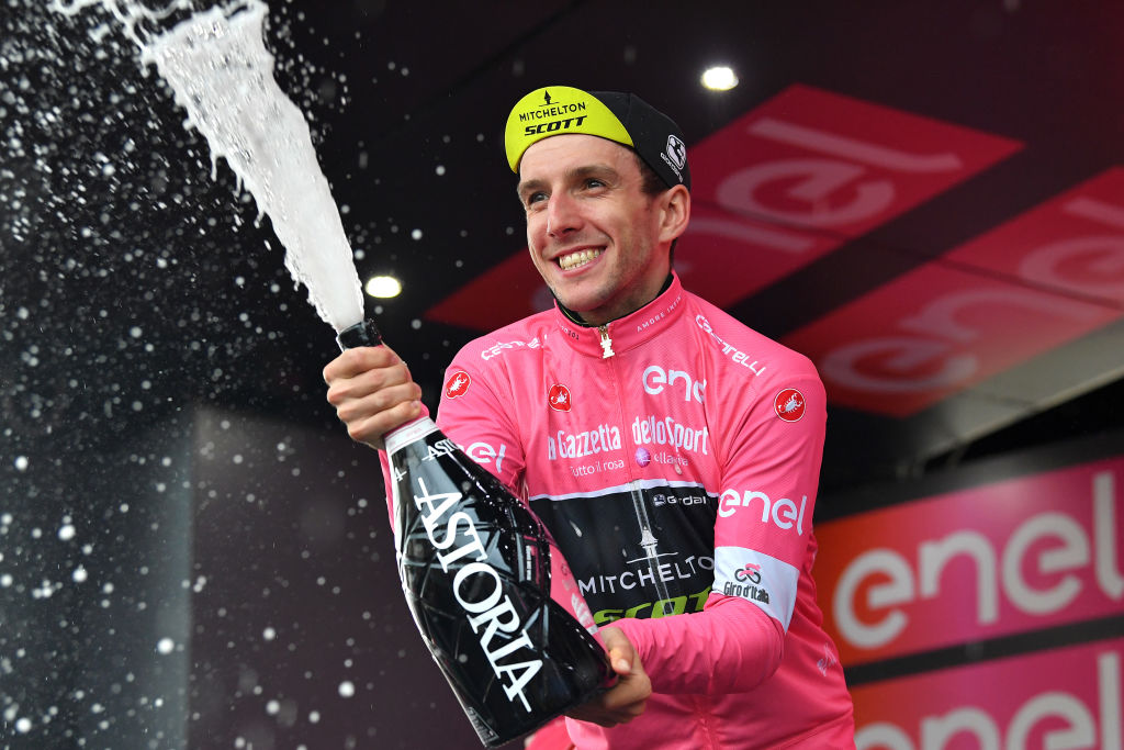 Giro de Italia 2018: Simon Yates celebra un día más vestido de rosa