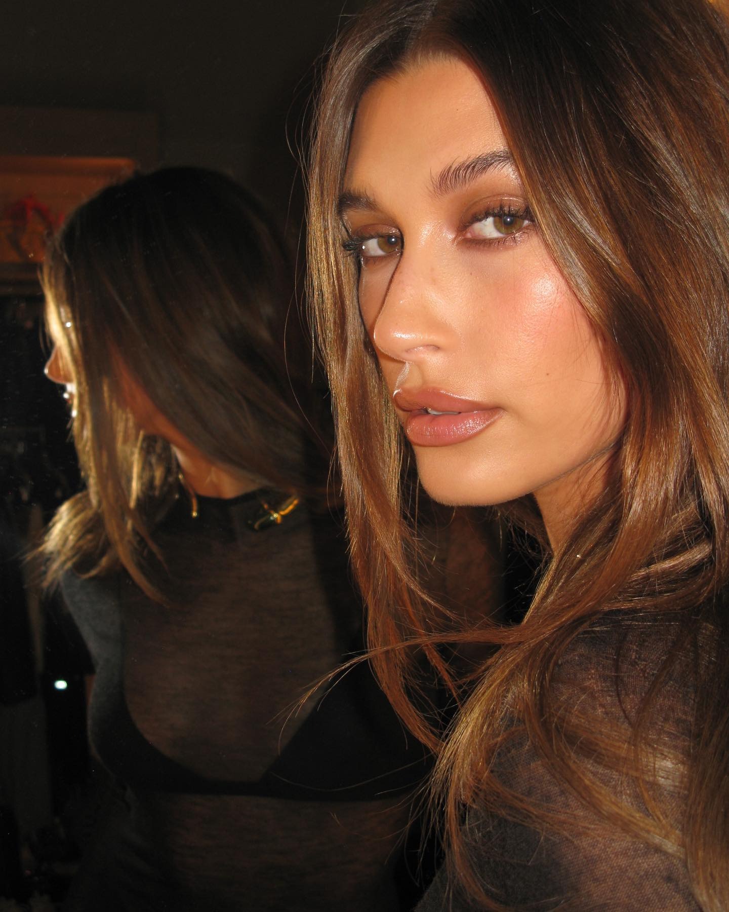 Photo of Hailey Bieber wearing brown eye shadow