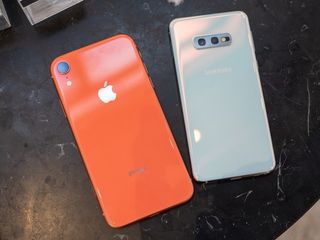 Apple iPhone XR and Samsung Galaxy S10e