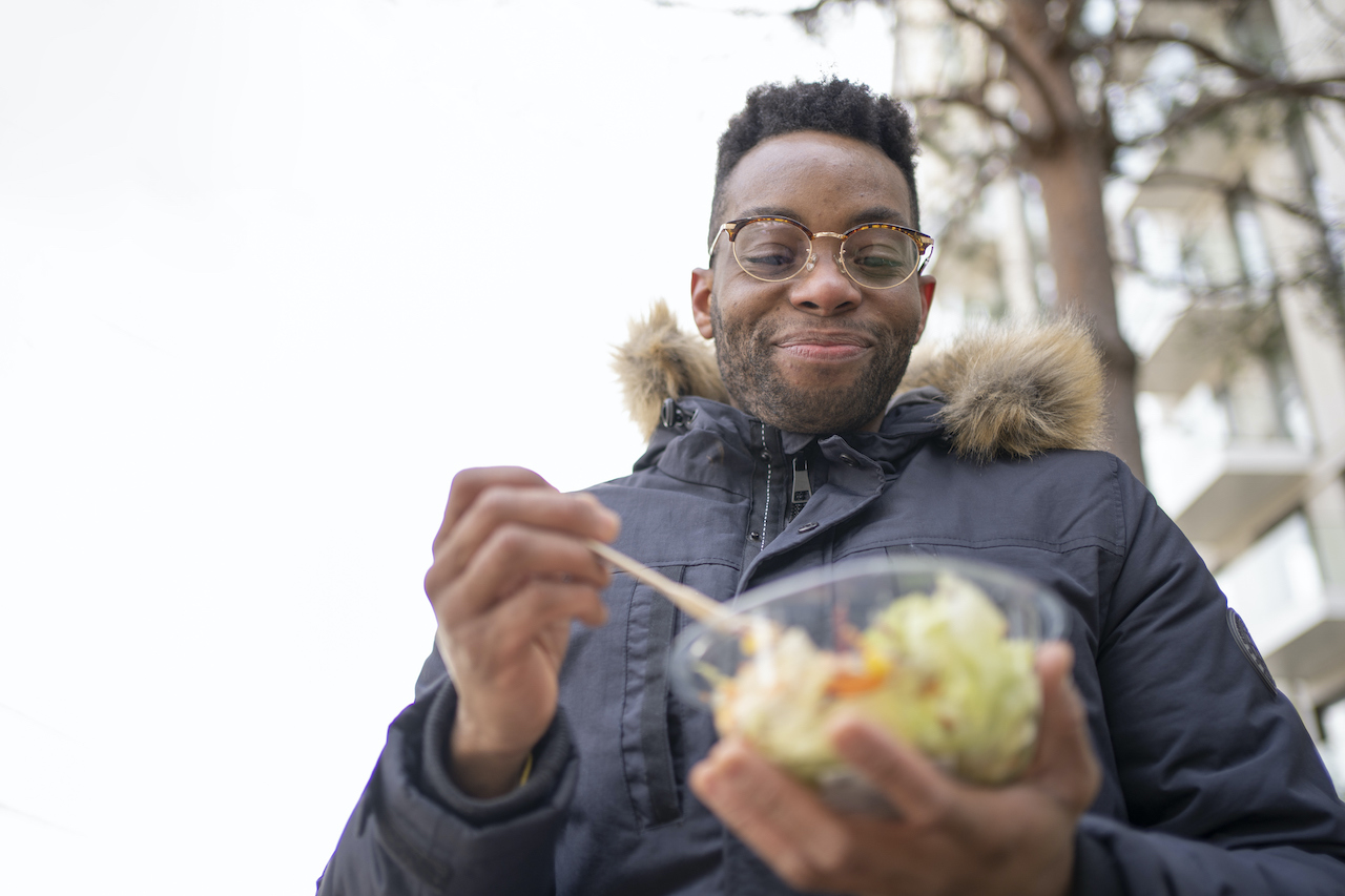 健康的に食べる男