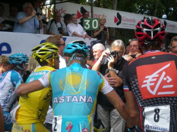 Contador, Vinokourov and Moreau pose for photographers in Castillon la Bataille.