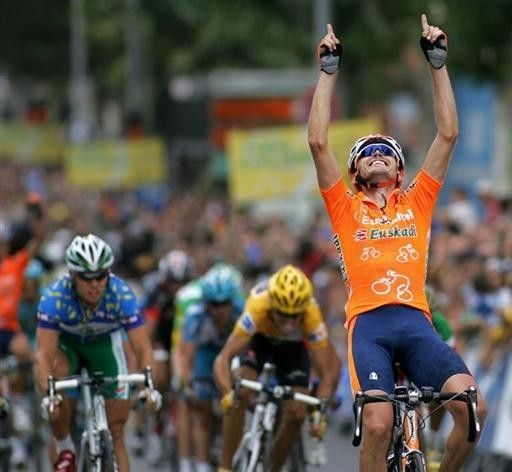 Samuel S&aacute;nchez (Euskaltel-Euskadi) celebrates his win, while Thor Hushovd (L) and Alejandro Valverde (R) sprint for second.