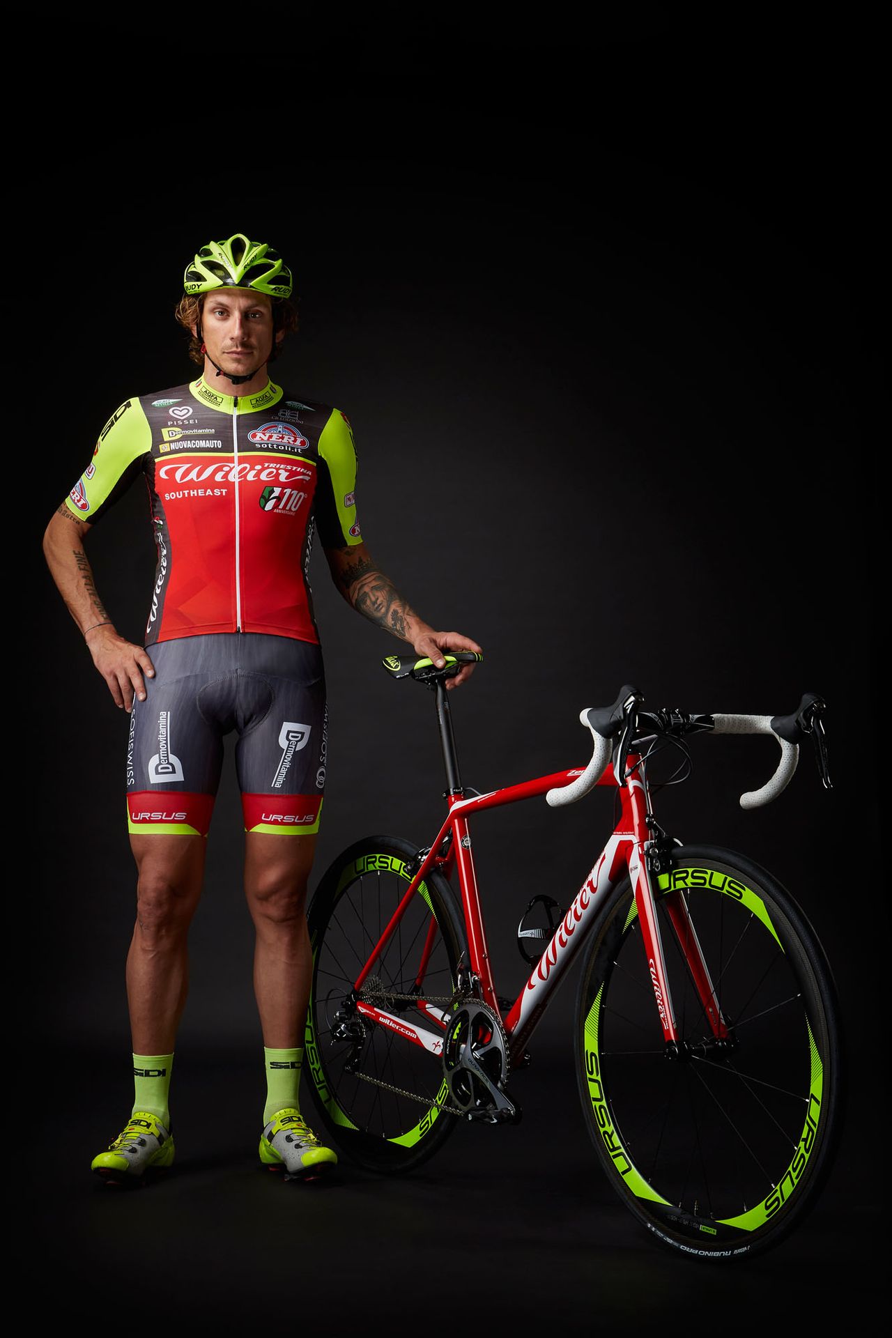Filippo Pozzato shows the new team kit.