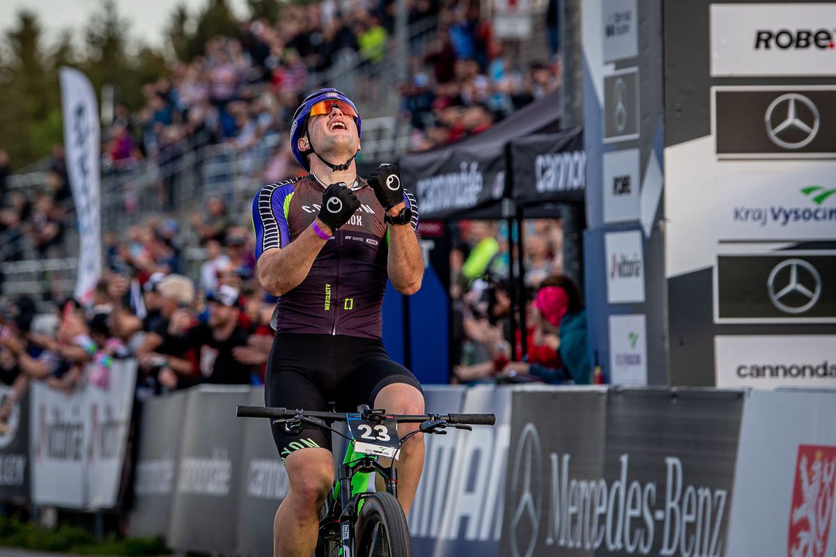 Luca Schwarzbauer (Canyon Cllctv) takes the win