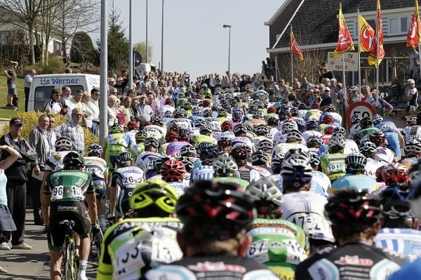 The peloton in the Three Days of De Panne