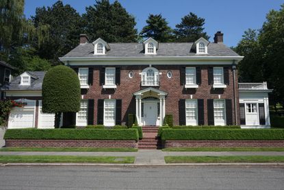 Home addition attached to colonnial house