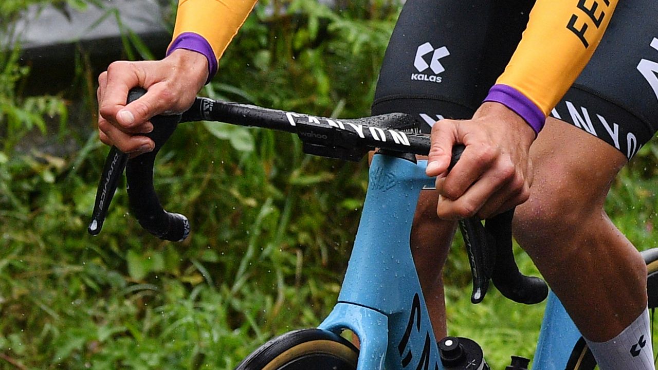 Mathieu Van der Poel riding a Canyon Aeroad with a new handlebar