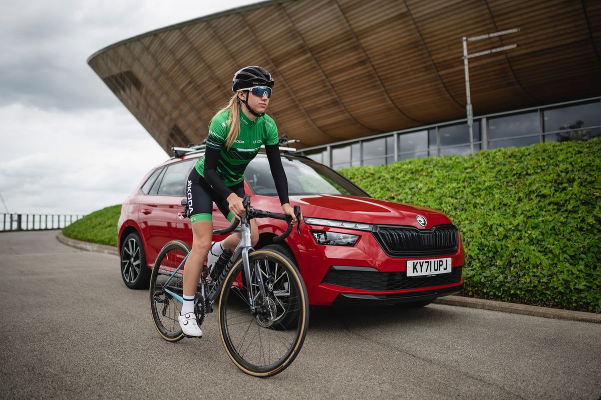 Keira McVitty riding besider her ŠKODA KAMIQ