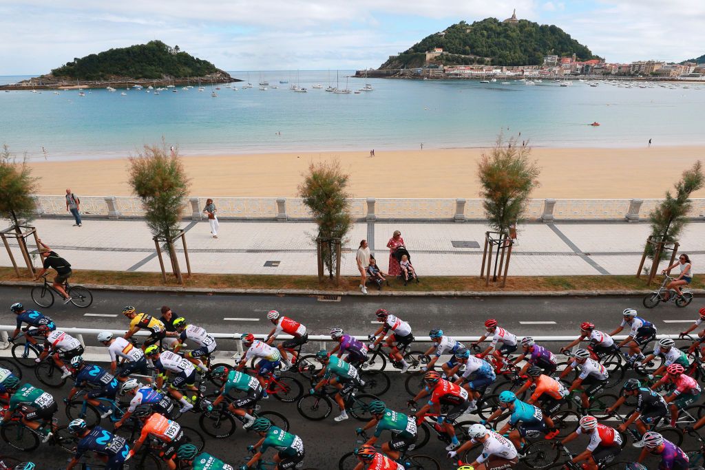 SAN SEBASTIAN SPAIN JULY 30 A general view of the Peloton passing through La Concha beach at DonostiaSan Sebastin City during the 42nd Donostia San Sebastian Klasikoa 2022 Mens Elite a 2248km race from San Sebastian to San Sebastian Klasikoa2022 on July 30 2022 in San Sebastian Spain Photo by Gonzalo Arroyo MorenoGetty Images