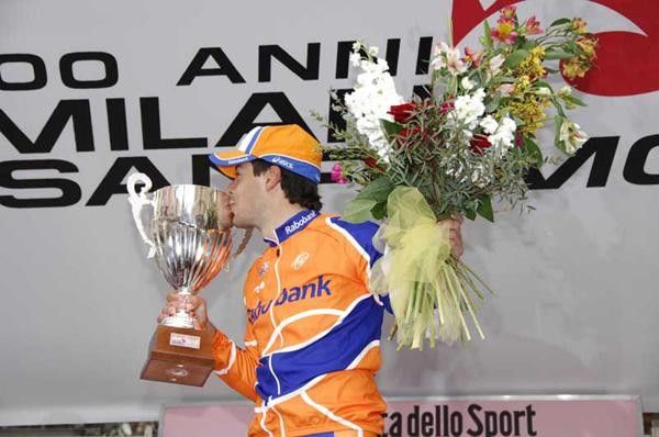Kisses ... Oscar Freire (Rabobank) kissed the trophy
