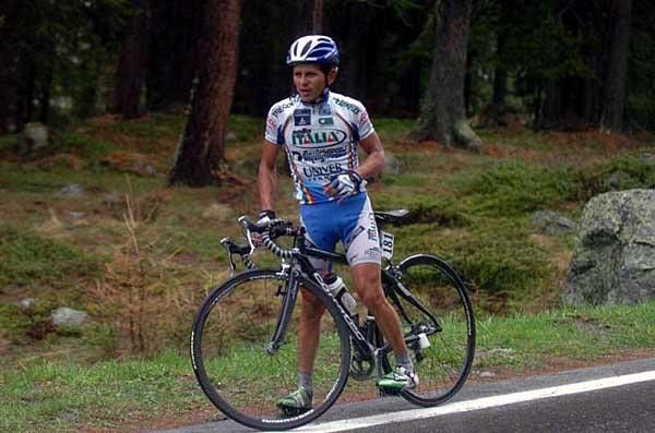 Jose Rujano (Selle Italia) waits for a lift after abandoning