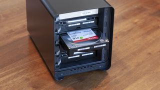 Installasjon av harddisker i Drobo 5N2