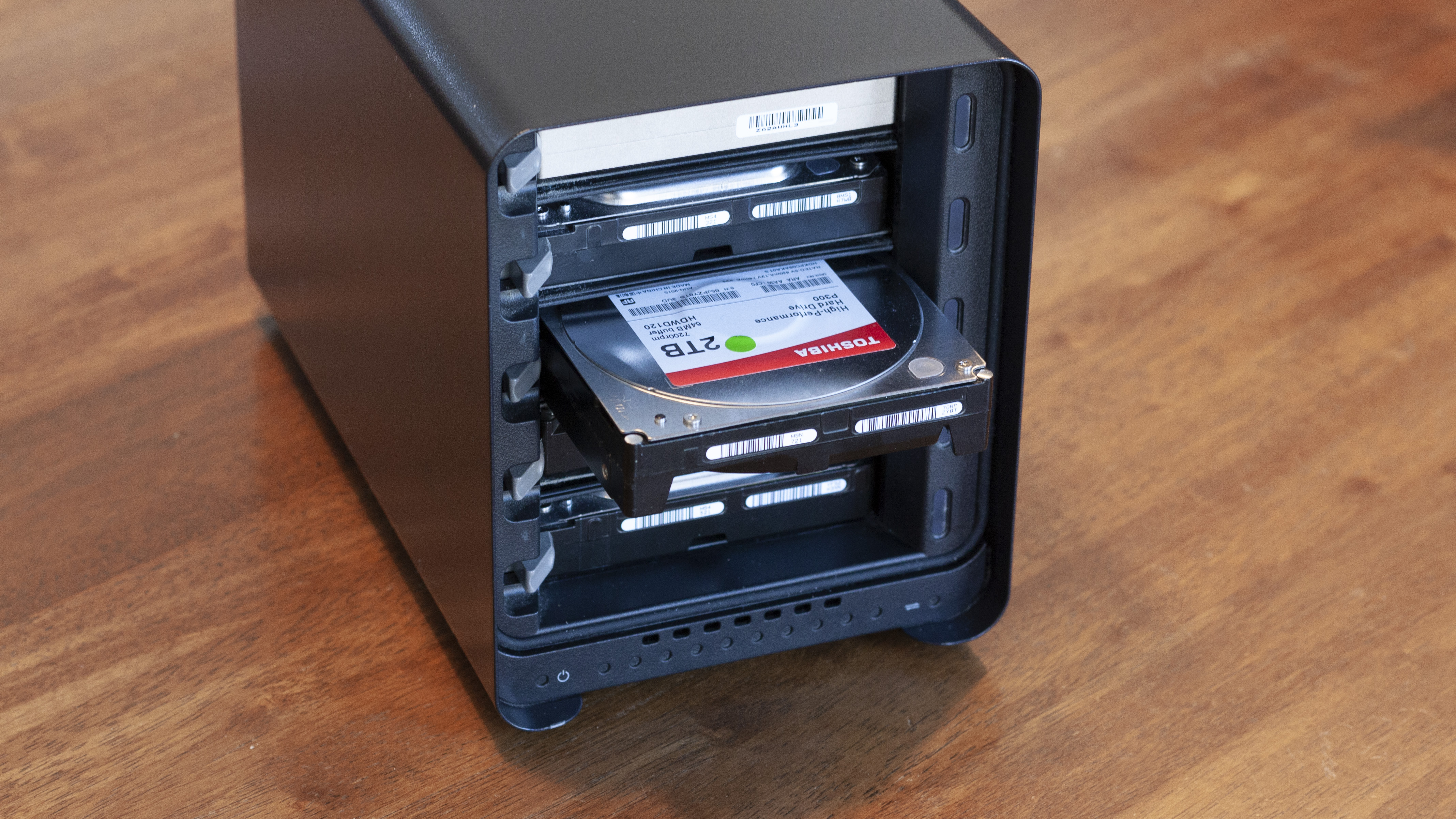Installasjon av harddisker i Drobo 5N2