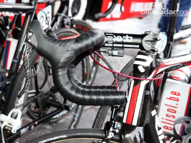 Two layers of Lizard Skins DSP tape and traditional-bend handlebars are the way to go for Lotto-Belisol's Jurgen Roelandts
