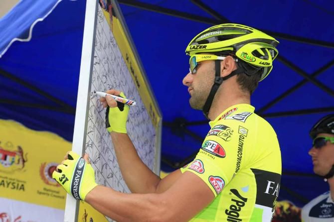Chicchi signs on