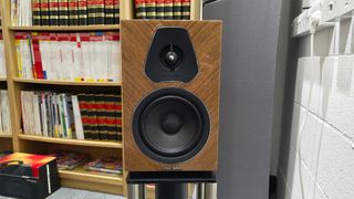 Sonus Faber Lumina II Amator standmount speaker in front of bookcase