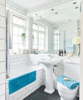 bathroom with bathtub an d blue towel