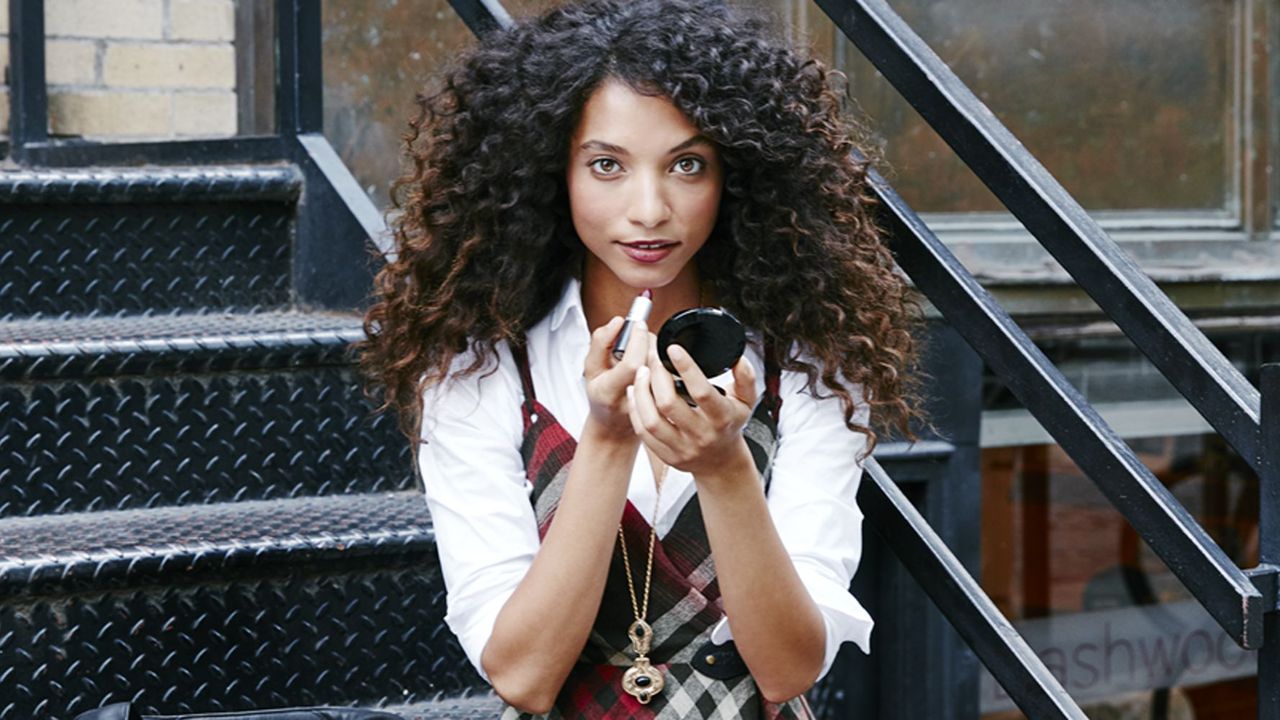 Jheri curl, Ringlet, Street fashion, Bag, Beauty, Black hair, Camera, Long hair, Mesh, Gadget, 