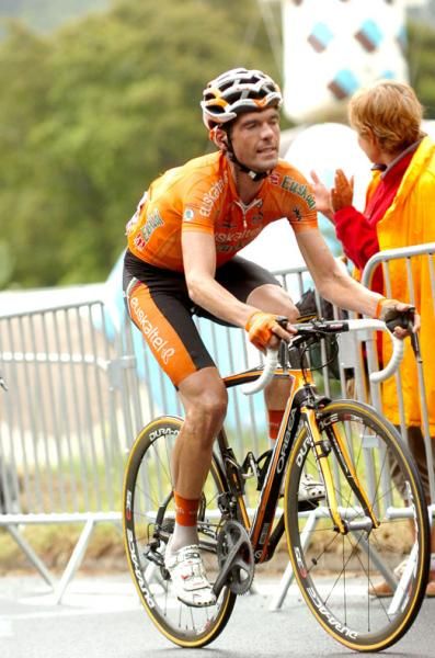 Gorka Verdugo (Euskaltel-Euskadi) grinds his way to 50th place on the stage.