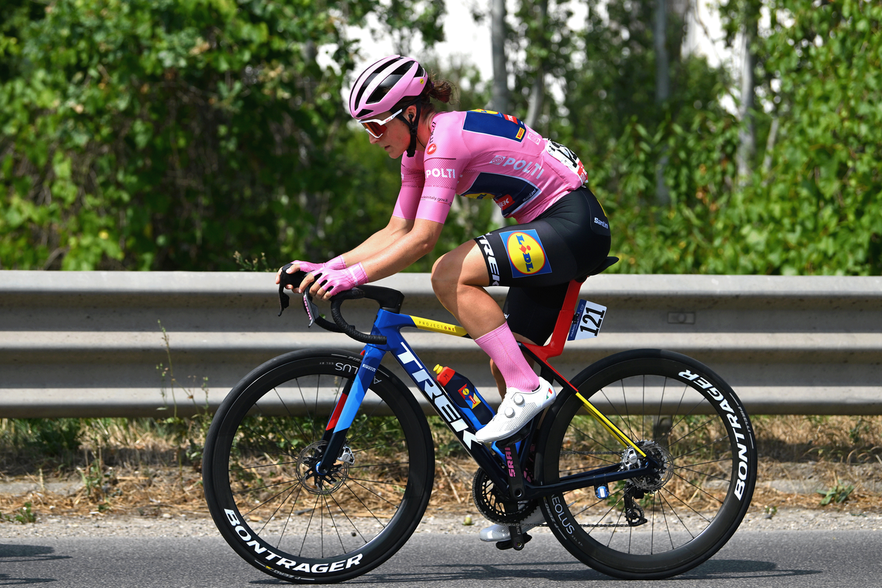 Elisa Longo Borghini resplendent in pink as she compeltes stage 4