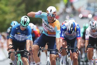 Tour Down Under: Ethan Vernon wins wind-buffeted shortened stage 4 as second overall Jhonatan Narvaez crashes out