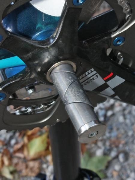 The plug is inserted right into the bottom bracket spindle and is securely fixed in place like an old quill stem.