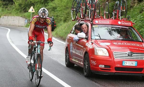 Cummings gets encouragement from his team car.